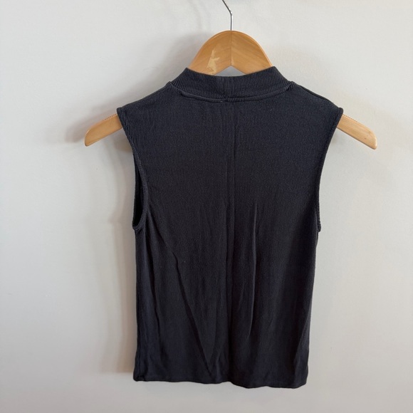 Black Ribbed Sleeveless Muscle Tee – Size Medium - Picture 3 of 5